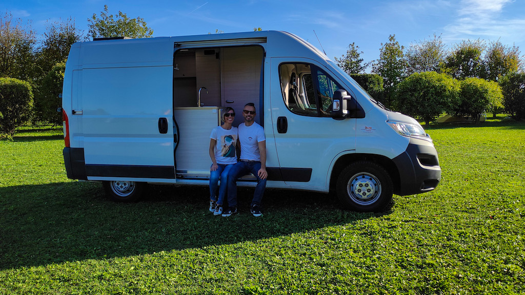 Ragazzi seduti davanti al loro van