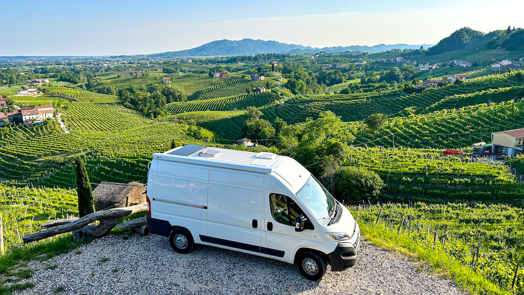 Van parcheggiato tra i vigneti