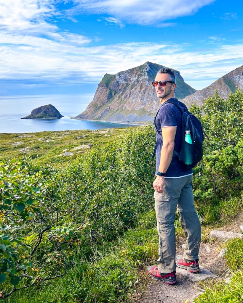 Ragazzo su un percorso da trekking alle Lofoten