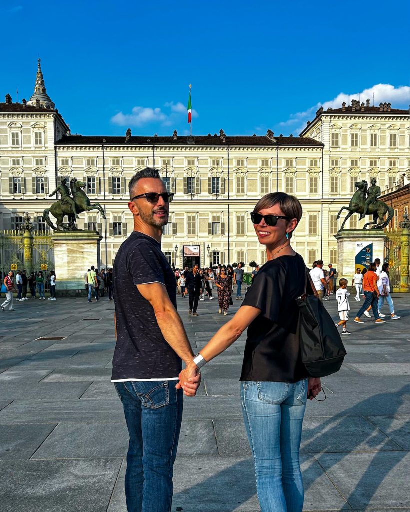 Coppia di fidanzati davanti al Palazzo Reale a Torino