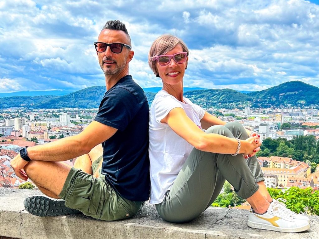 Coppia di fidanzati seduti sul muro del castello di Graz