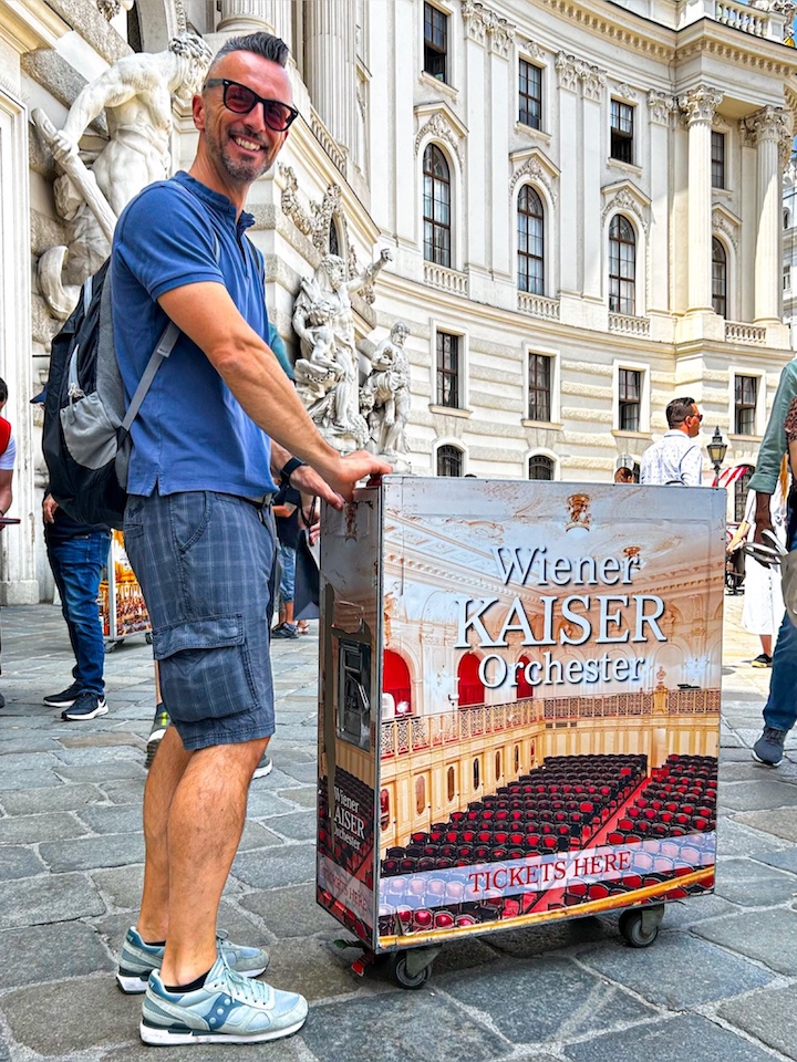 Ragazzo pubblicizza con un carrello scherzosamente L'Opera di Vienna