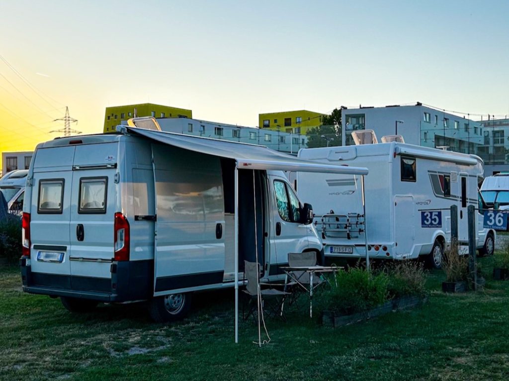 Camper parcheggiati all'interno dell'area sosta di Vienna