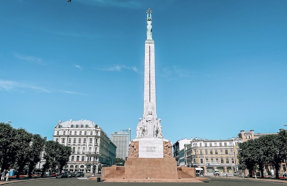 Vista obelisco della Libertà e piazza adiacente di Rīga