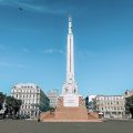 Vista obelisco della Libertà e piazza adiacente di Rīga