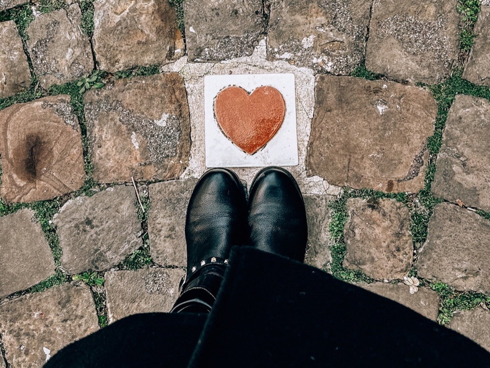 Cuori disegnati per terra per percorrere la passeggiata dell'amore