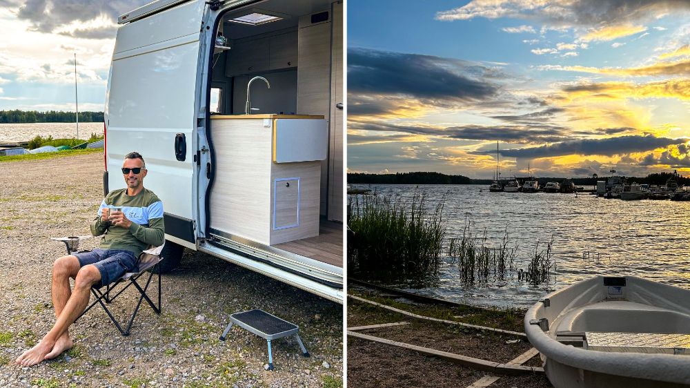 Ragazzo seduto davanti al camper mentre sorseggia una tazza di tè e vista del tramonto sul lago Päijänne a Kalkkisten