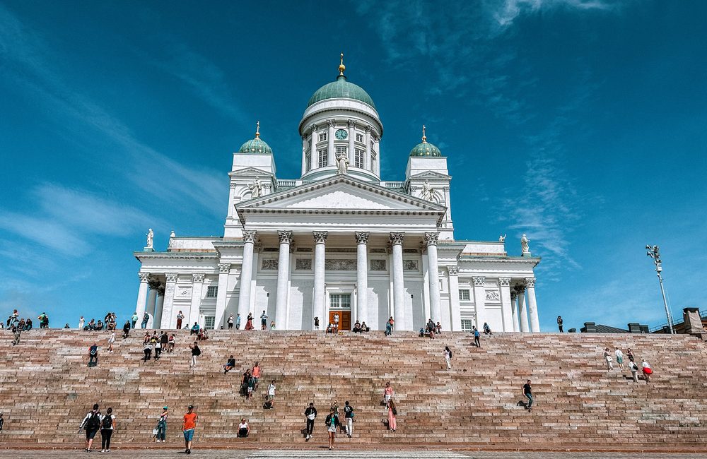 Vista dell'imponente cattedrale di Helsinki e della scalinata per accedervi