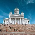 Vista dell'imponente cattedrale di Helsinki e della scalinata per accedervi