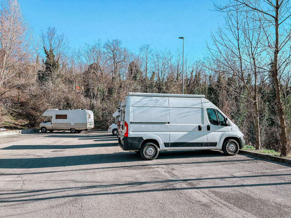 Vista di un parcheggio con alcuni camper parcheggiati