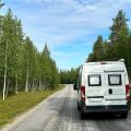 Camper lungo una strada alberata in Finlandia