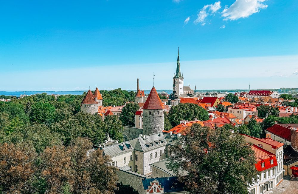 Vista dei tetti rossi di Tallinn dalla collina Toompea