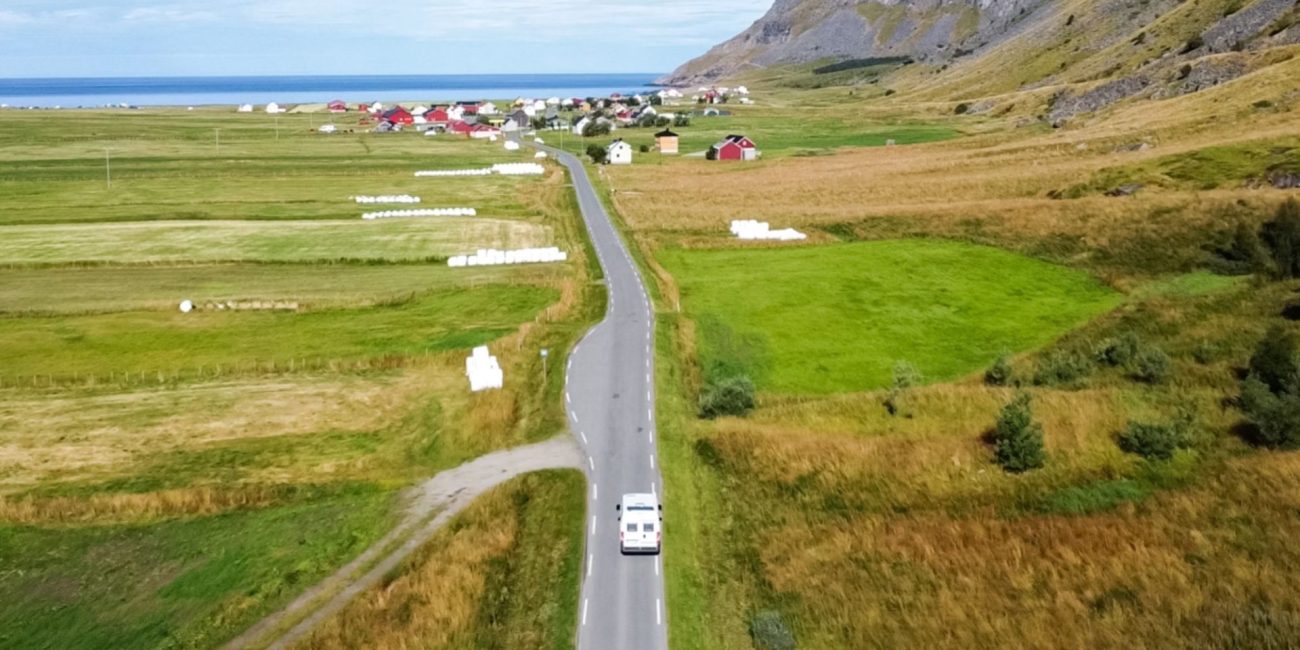 Esplorando le Isole Lofoten in camper ripresa dal drone