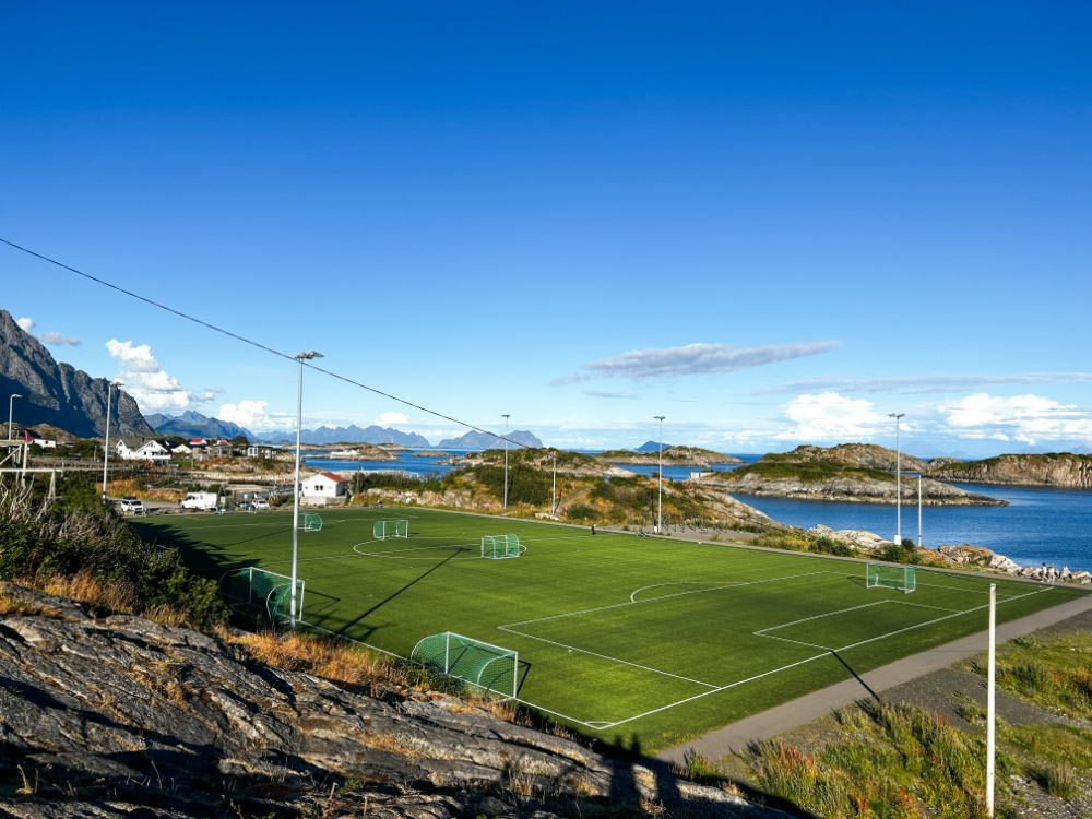 Il famoso campo da calcio di Henningsvær, meta imperdibile per chi viaggia in camper alle isole Lofoten