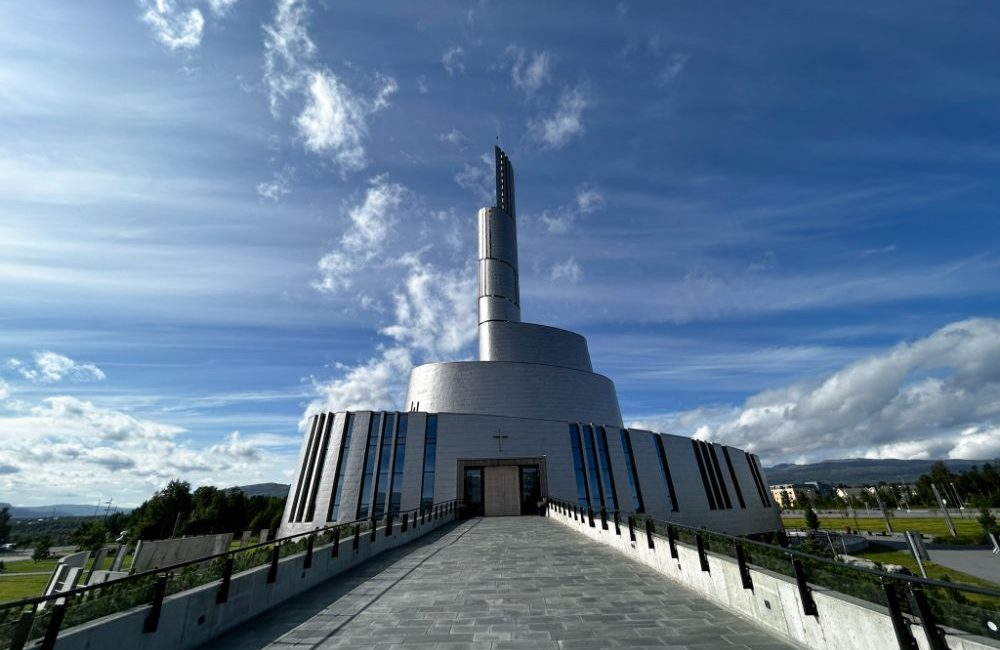 La cattedrale dell'aurora boreale di Alta, tutta in titanio