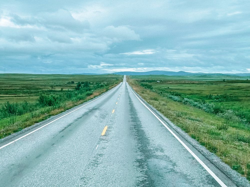 Una strada che porta verso l'infinito nel Finnmark norvegese