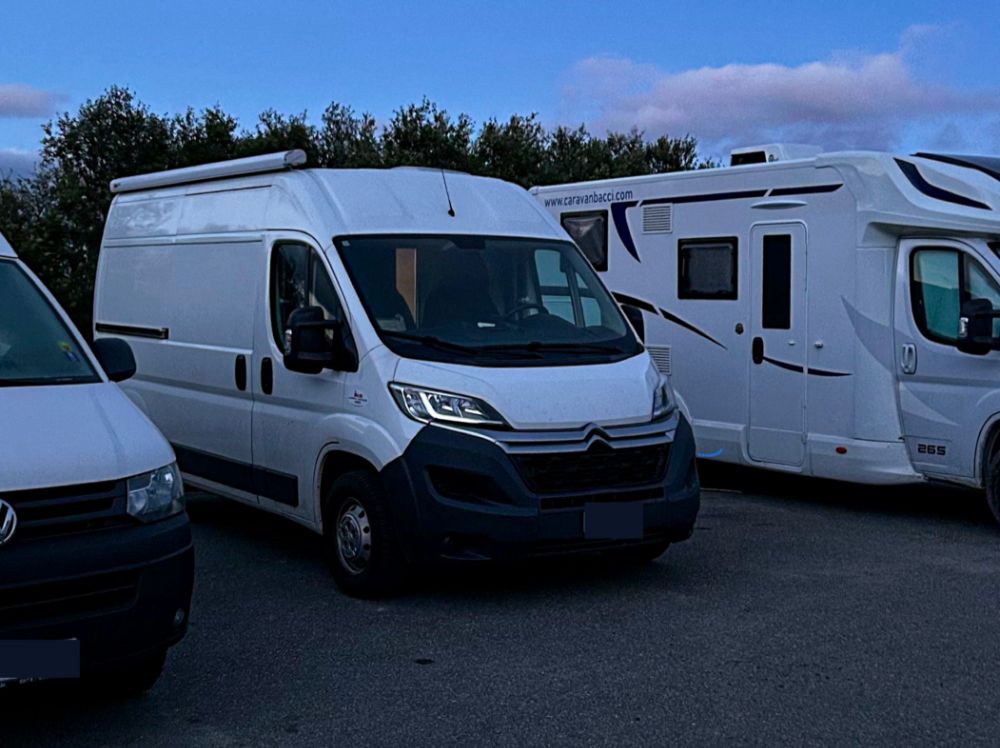 Camper parcheggiati ai piedi del Reinebringen alle isole Lofoten