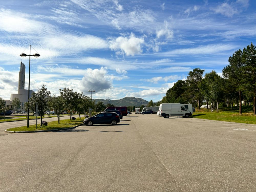 Parcheggio consentito ai camper vicino alla Cattedrale dell'Aurora Boreale di Alta