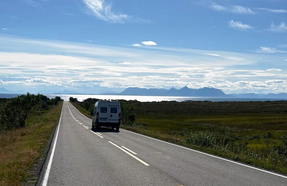 Norvegia settentrionale, strada che attraversa l'isola di Andøya