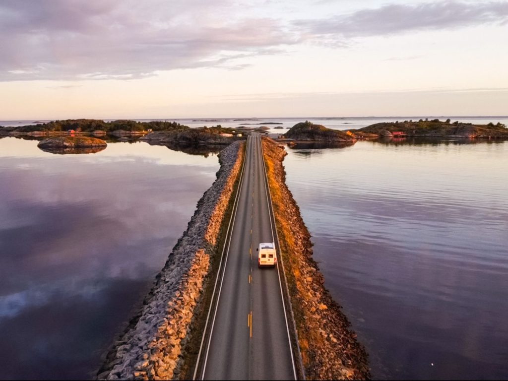 Percorrendo l'Atlantic Road verso sud in una mattina di fine estate