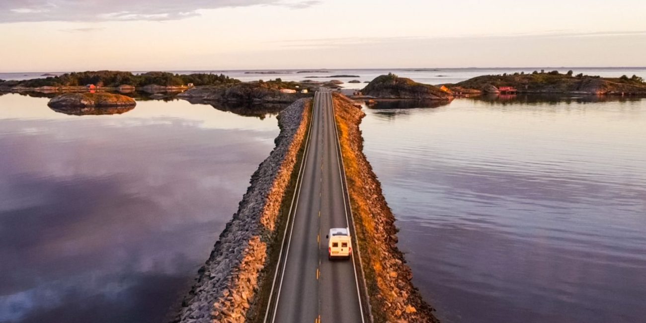 Percorrendo l'Atlantic Road verso sud in una mattina di fine estate