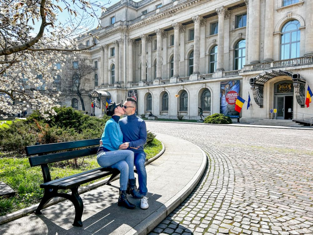 Bacio davanti al palazzo Reale, oggi sede del museo nazionale di arte