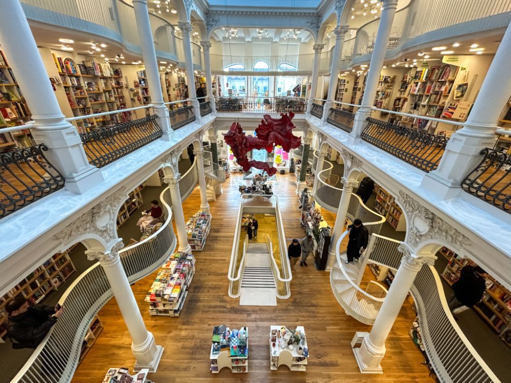 Visuale interna della libreria più famosa di Bucarest, la Carturesti Carusel