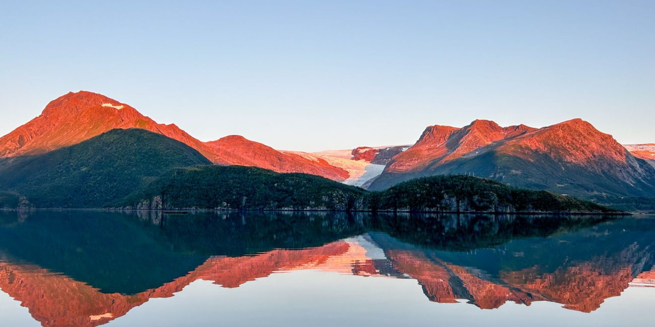 Tutta la bellezza del ghiacciaio Svartisen al tramonto