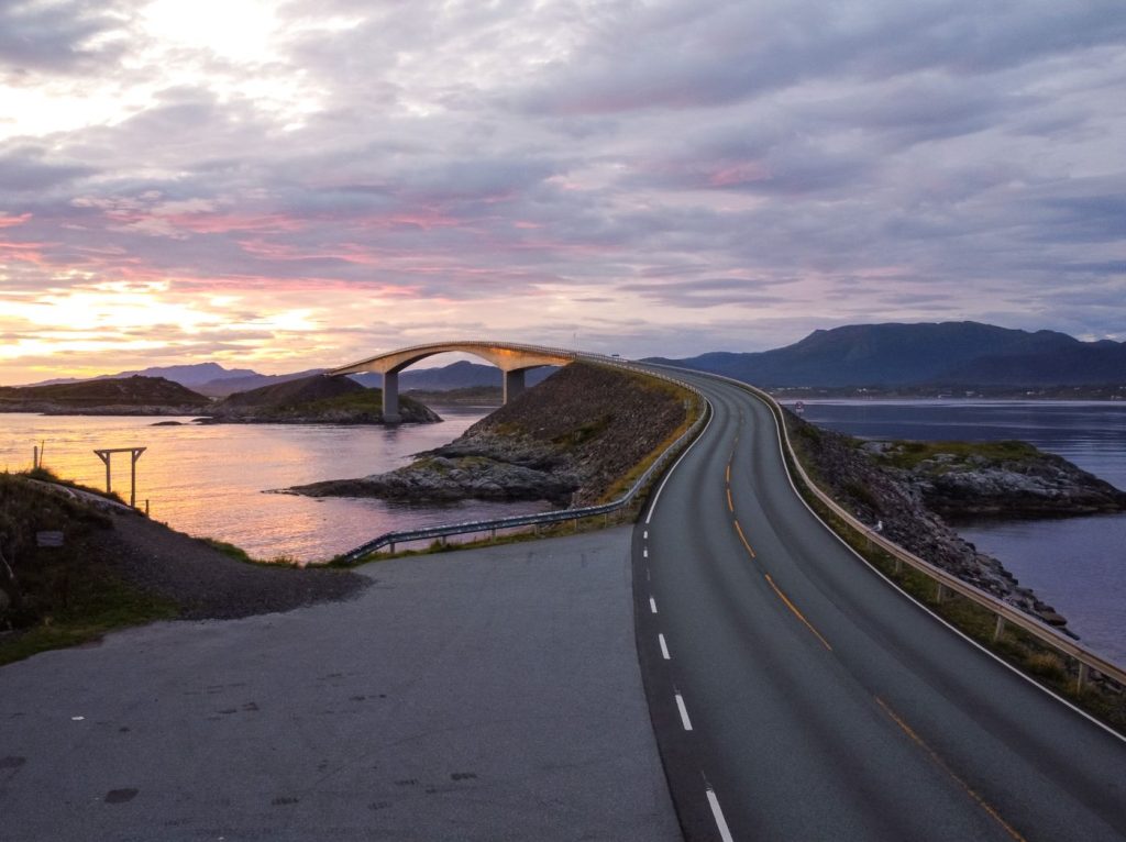 Un ponte che collega due isole sull'Atlantic Road