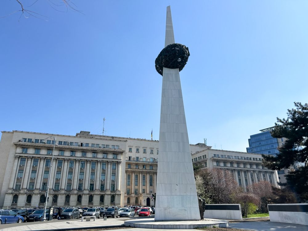 Piazza della rivoluzione chiamato dai cittadini di Bucarest “La Patata”, eretto in ricordo dei caduti durante la rivoluzione rumena