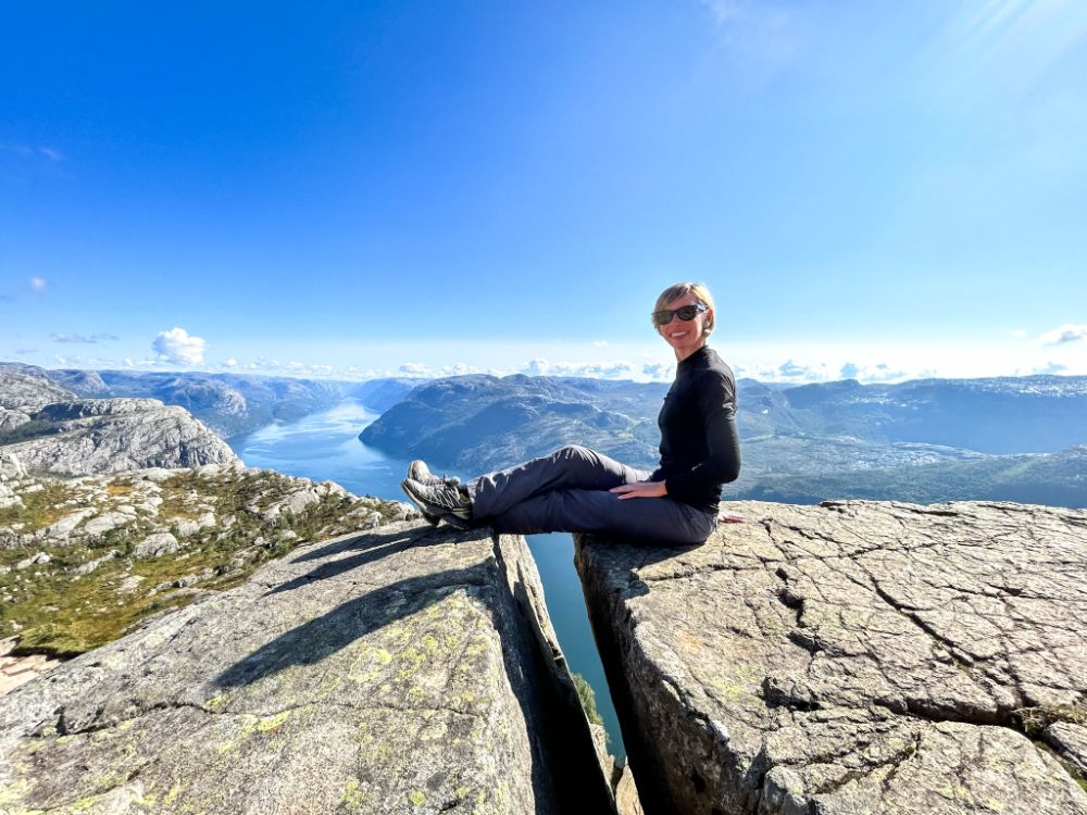 Sedersi sulla roccia del Preikestolen, 600 m a strapiombo sul fiordo.