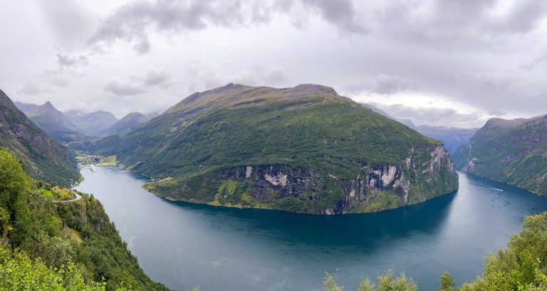 Vista del Geirangerfjord dalla terrazza panoramica Ørnesvingen