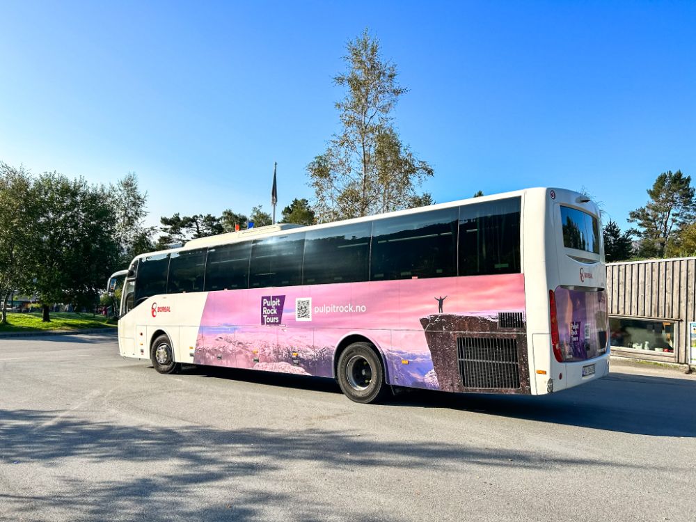 Il bus che porta al parcheggio del trekking per raggiungere il Preikestolen.