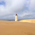 Il faro Rubjerg Knude tra le dune di sabbia.