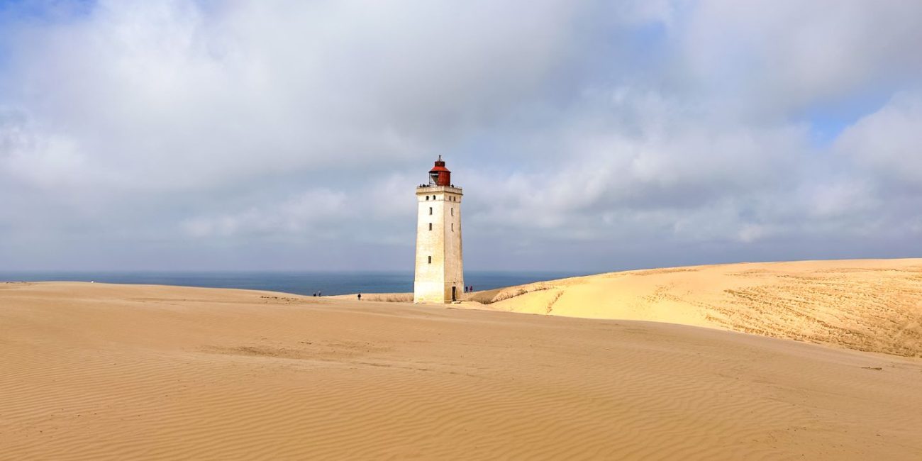 Il faro Rubjerg Knude tra le dune di sabbia.