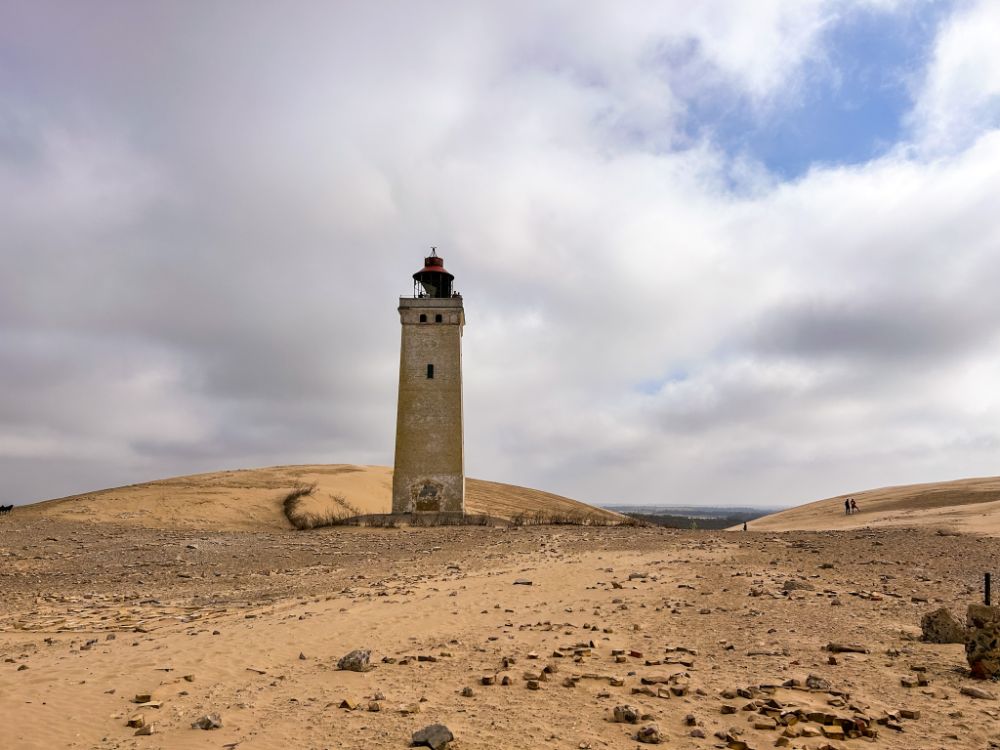 Il faro spostato di 70 metri per evitare che venisse inghiottito dall'erosione della costa.