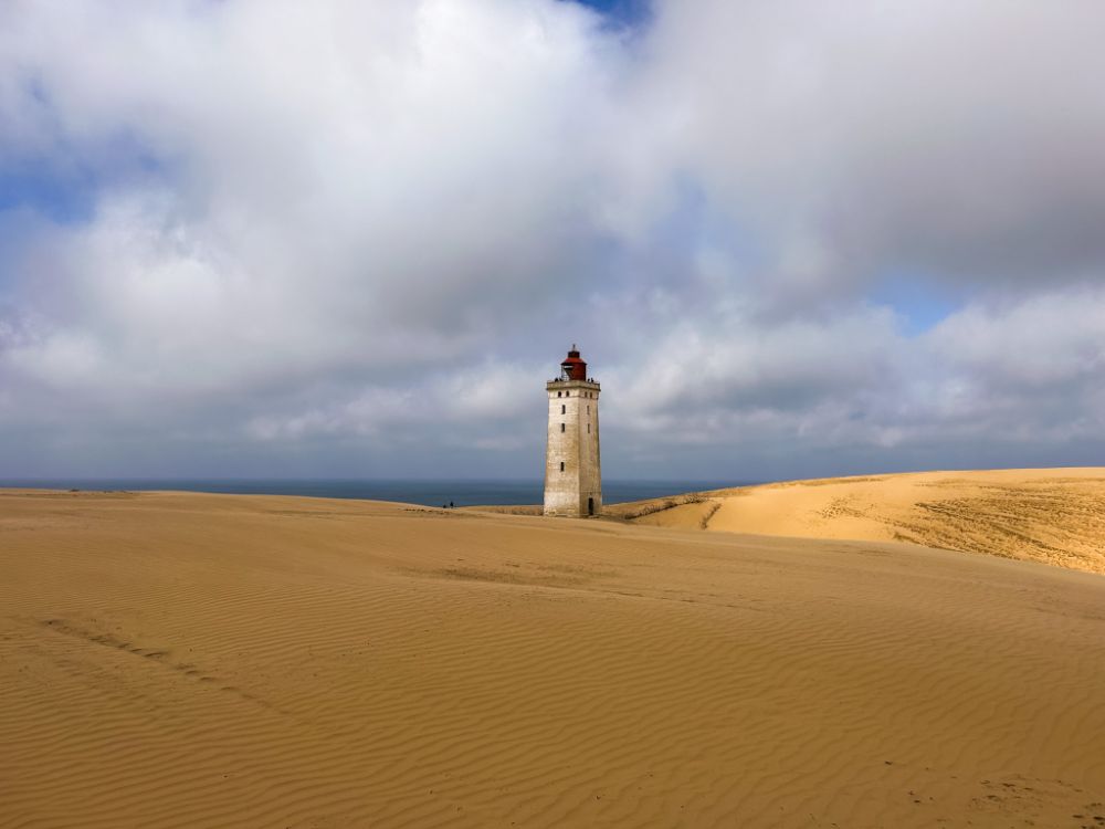 Il faro di Rubjerg Knude tra le dune di sabbia.