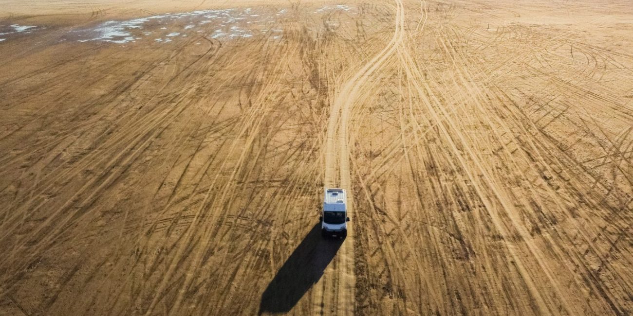 Ripresa dal drone della pista da seguire in spiaggia per tornare in strada asfaltata.