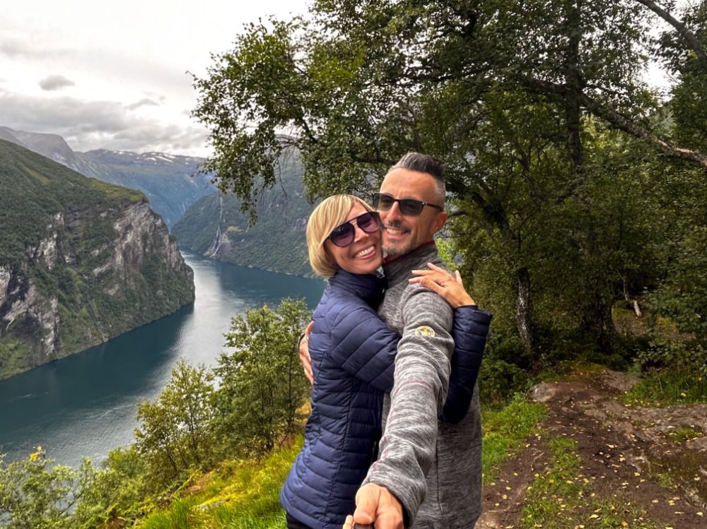 Un selfie dalla terrazza panoramica Ørnesvingen sul Geirangerfjord