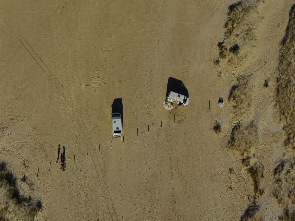 Ripresa dal drone della sosta diurna in spiaggia con vista sul mare.