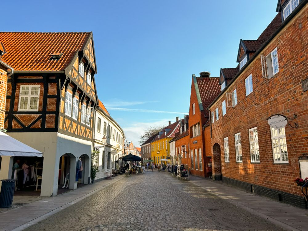 Le stradine tipiche del centro di Ribe con le case a graticcio.