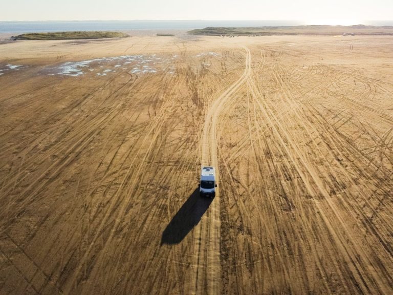 Ripresa dal drone della pista da seguire in spiaggia per tornare in strada asfaltata.