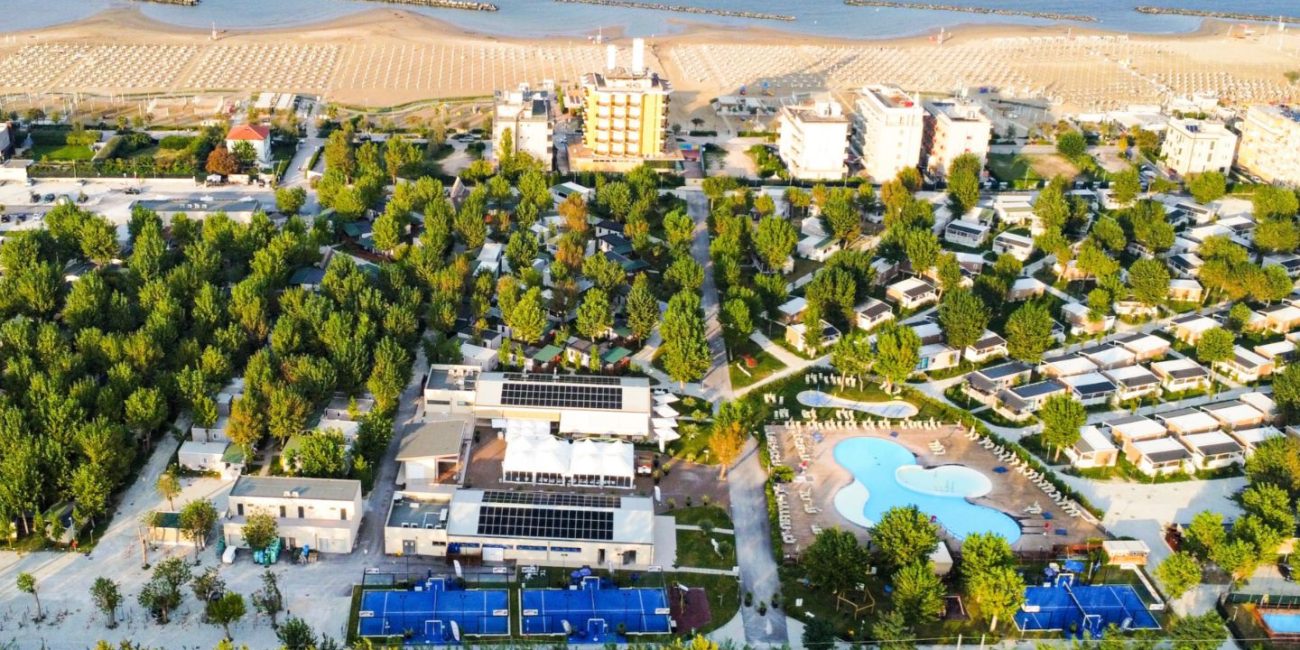 Panoramica del Club del sole di Rimini e i suoi alloggi insoliti.